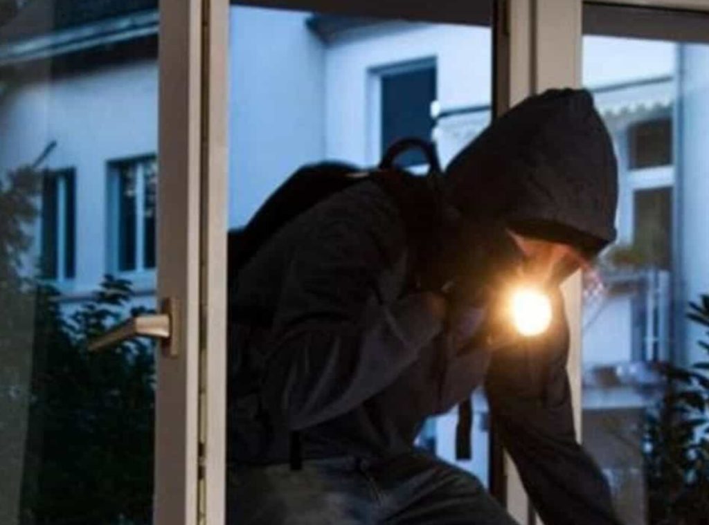 Tre case svaligiate in due ore: allarme ladri d'appartamento a Roma nord