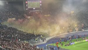 Roma - Eintracht, lancio di fumogeni tra i tifosi durante il match di Europa League