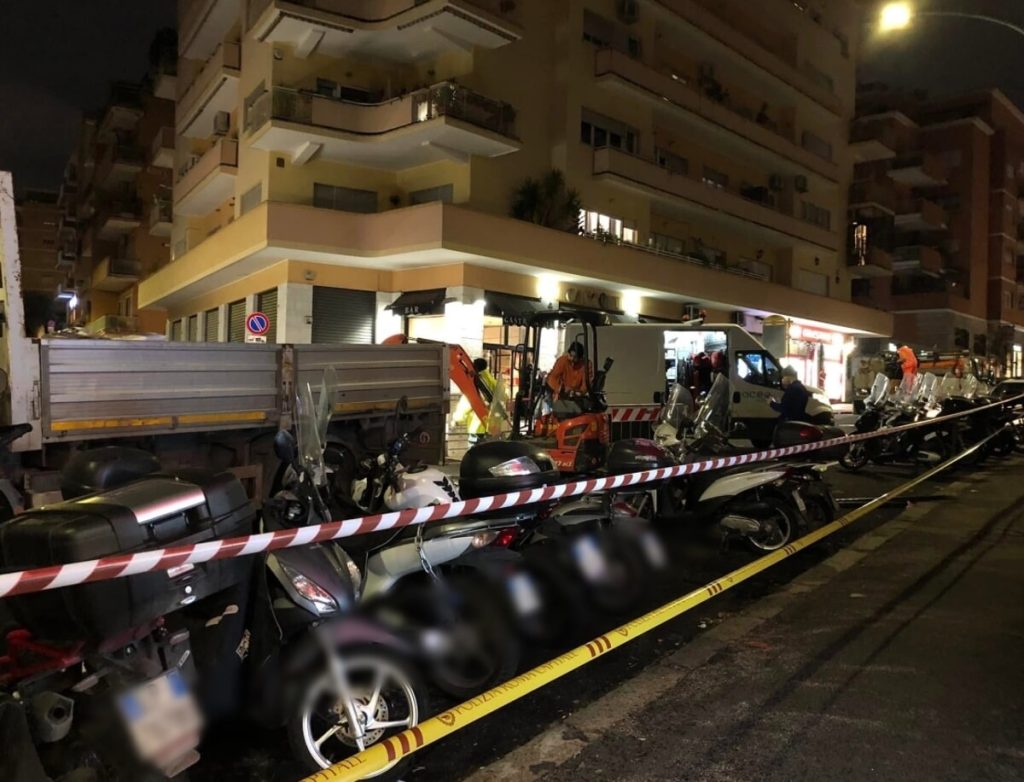 La nuova voragine alla Balduina, quanti disagi per i residenti. Strada chiusa e bus deviati