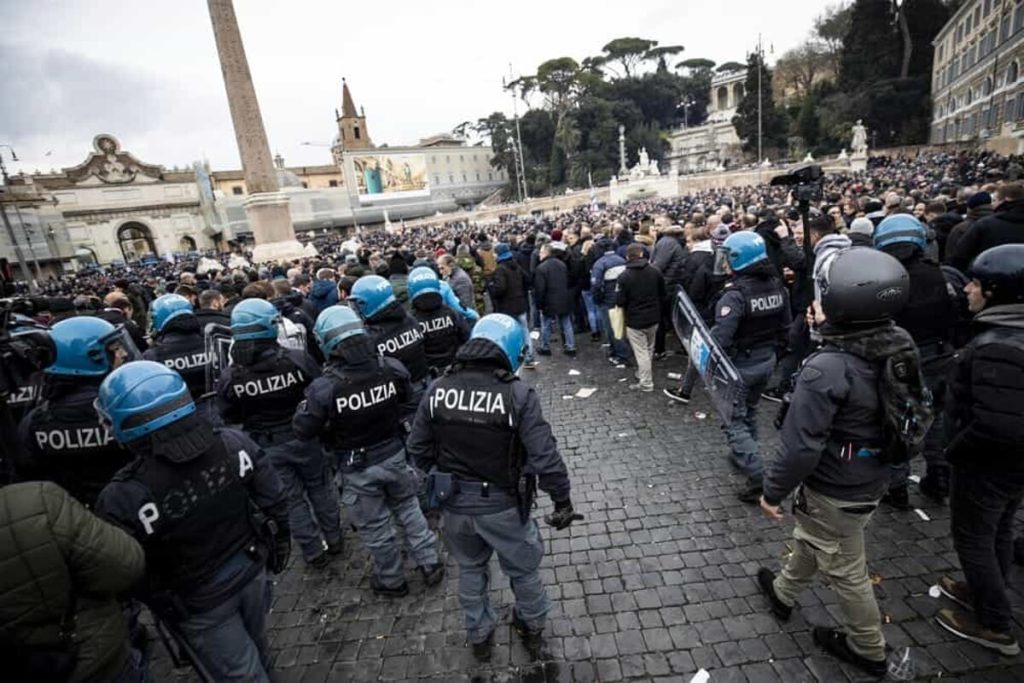 A Roma arrivano 3500 tifosi dell'Eintracht. La polizia "chiude" il centro, vietato alcol in vetro