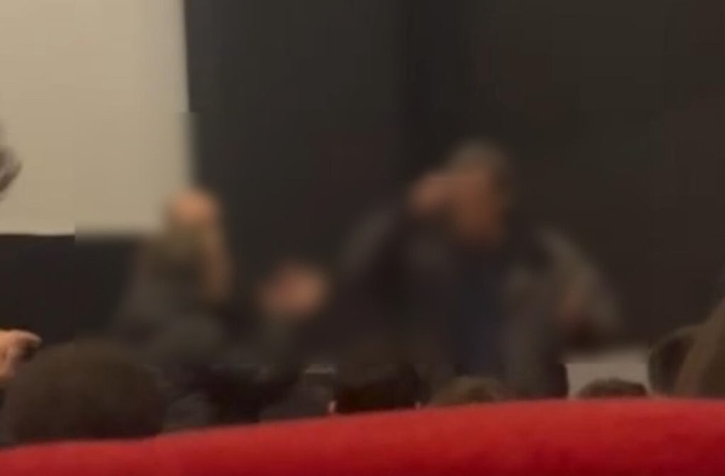 Insulti omofobi e minacce a un docente da una collega dopo la proiezione de "Il ragazzo dai pantaloni rosa"
