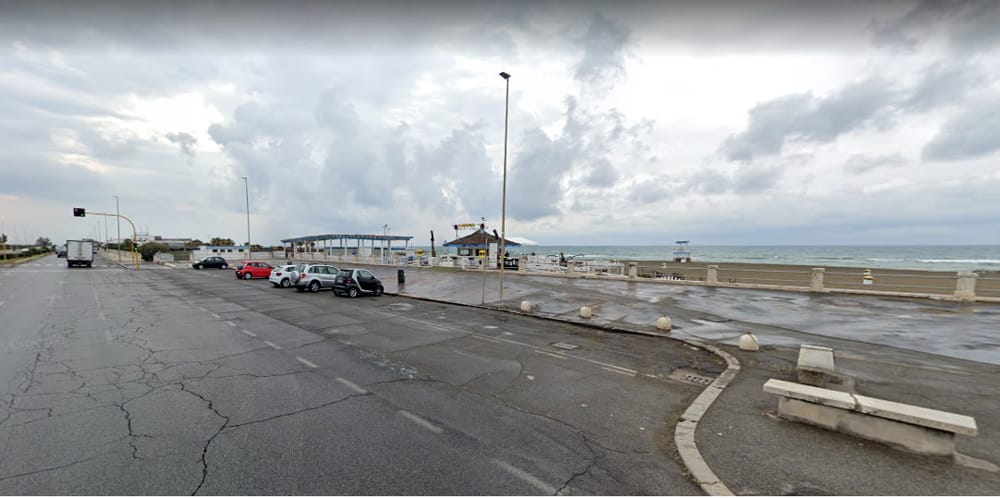Contromano sul lungomare si schianta contro vetture in sosta, bloccato dagli automobilisti