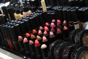 Madame pusher ai domiciliari (per due volte) nasconde tra i trucchi 156 dosi di crack e cocaina