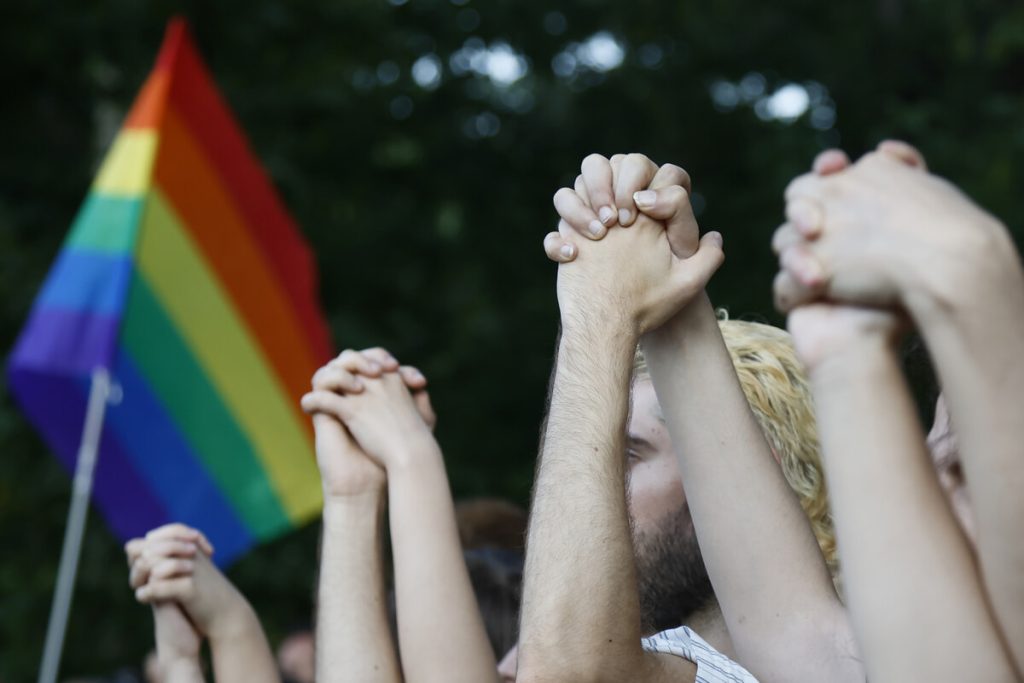 Aggressione omofoba a Trastevere, coppia gay circondata e picchiata dal branco