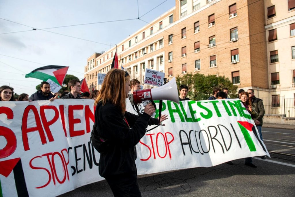 Il presidio pro Palestina alla stazione metro San Paolo