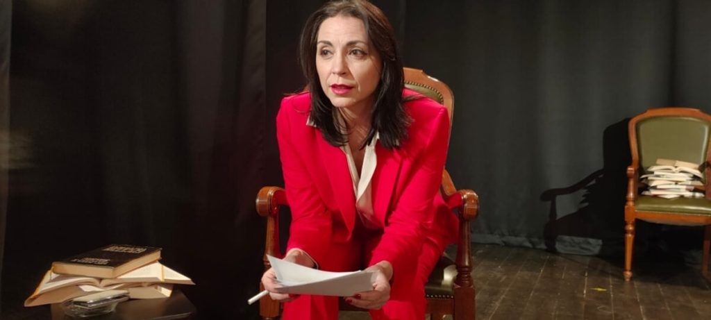 Mariella Gravinese riporta in vita Oriana Fallaci al Teatro Tor Bella Monaca