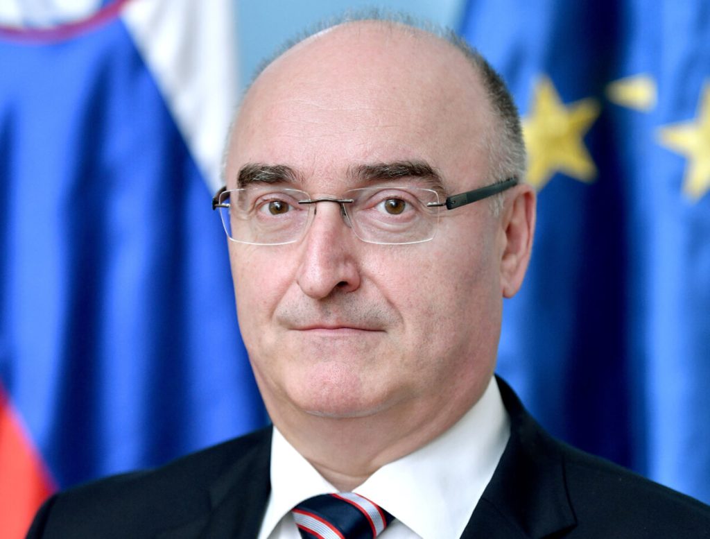 Ladri in casa dell'ambasciatore. In fuga con oro e gioielli
