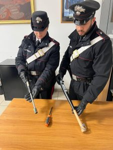 Termini: il viaggio in auto con mazza da baseball, leva metallica e un cacciavite