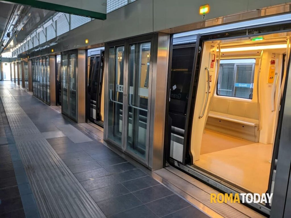 Choc a Roma, 14enne accoltellato in metro. Caccia a un uomo