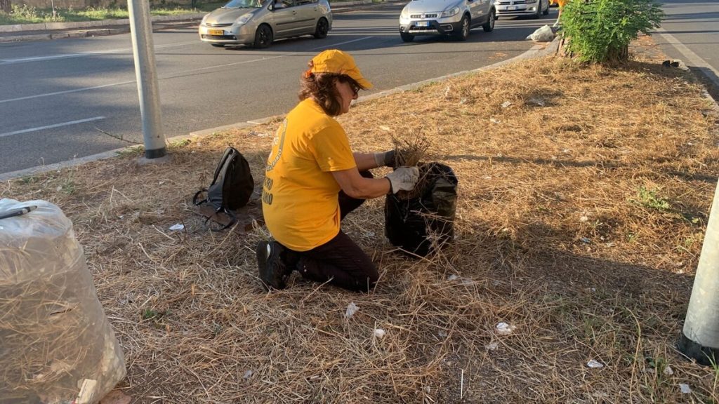 Comitato di quartiere e volontari Scientology insieme per la pulizia dell'area del mercato rionale