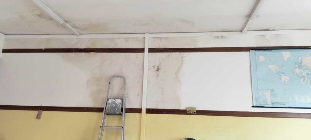 Aule chiuse per muffa e infiltrazioni: "Piove dentro la scuola"