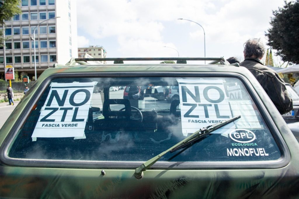 Roma Mobilità smentisce la campagna da mezzo milione pro Ztl, ma il bando dice altro