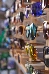 Il rapinatore di Ray-Ban nel negozio di via del Corso