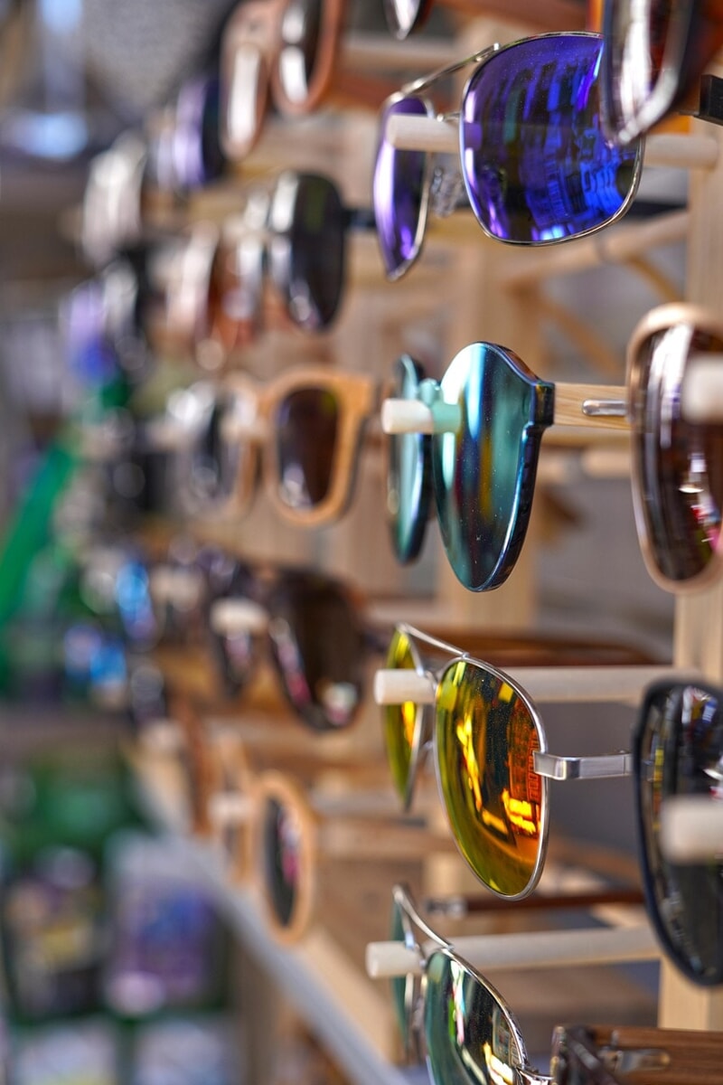 Il rapinatore di Ray-Ban nel negozio di via del Corso