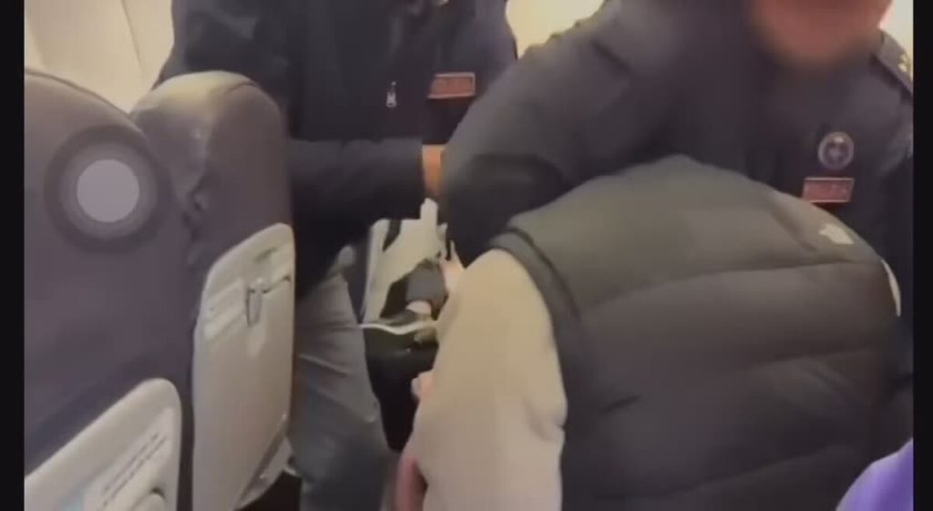 La denuncia del calciatore Omeonga: "Trascinato giù dall'aereo e picchiato dalla polizia"