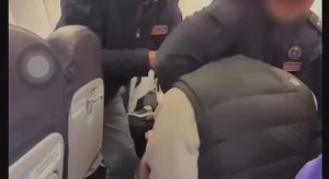 La denuncia del calciatore Omeonga: "Trascinato giù dall'aereo e picchiato dalla polizia"