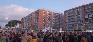 Roma in piazza contro l'omofobia, in migliaia a supporto della coppia aggredita al Pigneto