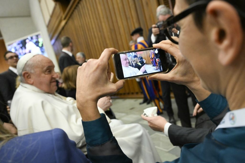 Giubileo della comunicazione, papa Francesco ai giornalisti: "Parlate con il cuore"