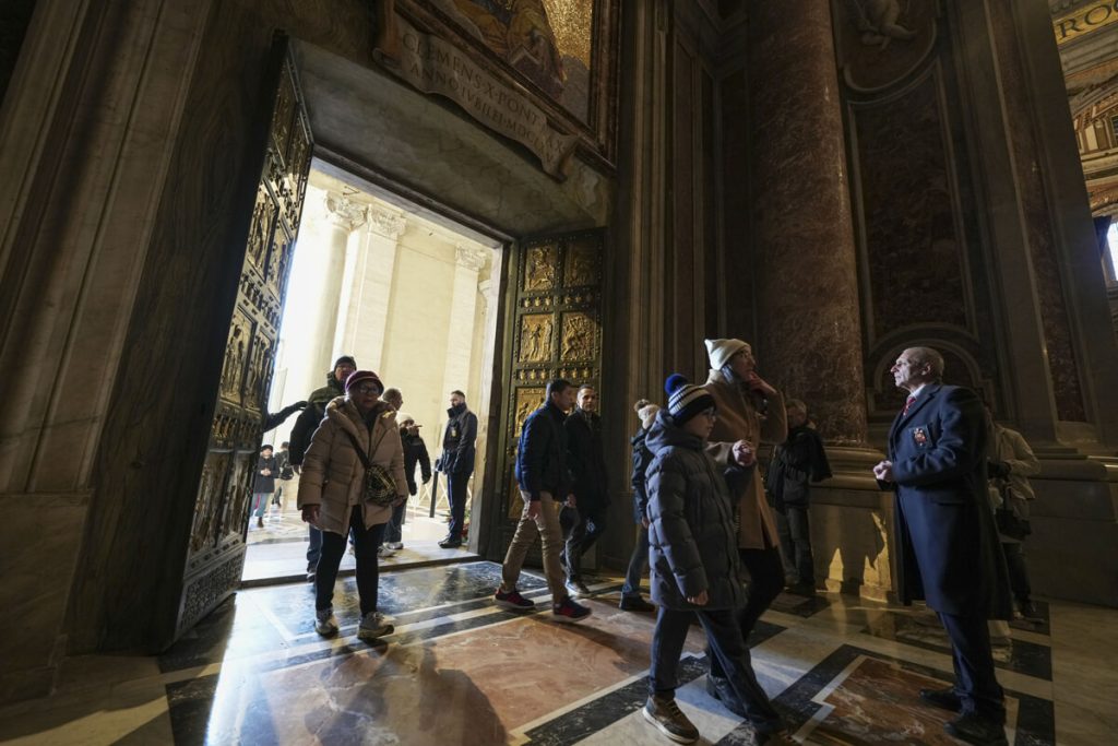 Più di mezzo milione di pellegrini ha già attraversato la Porta Santa di San Pietro