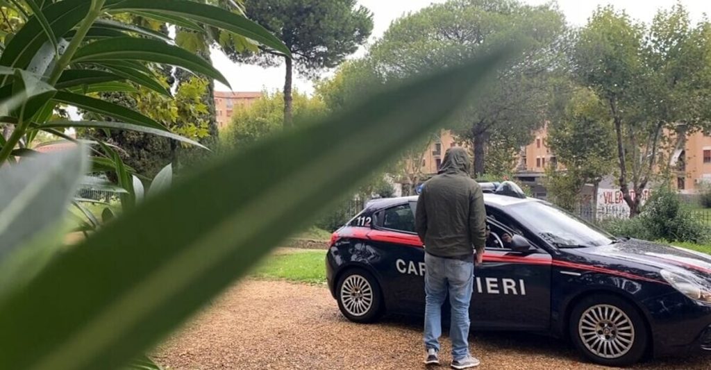 Colpito alla testa nel sonno con una pietra, grave un senza dimora