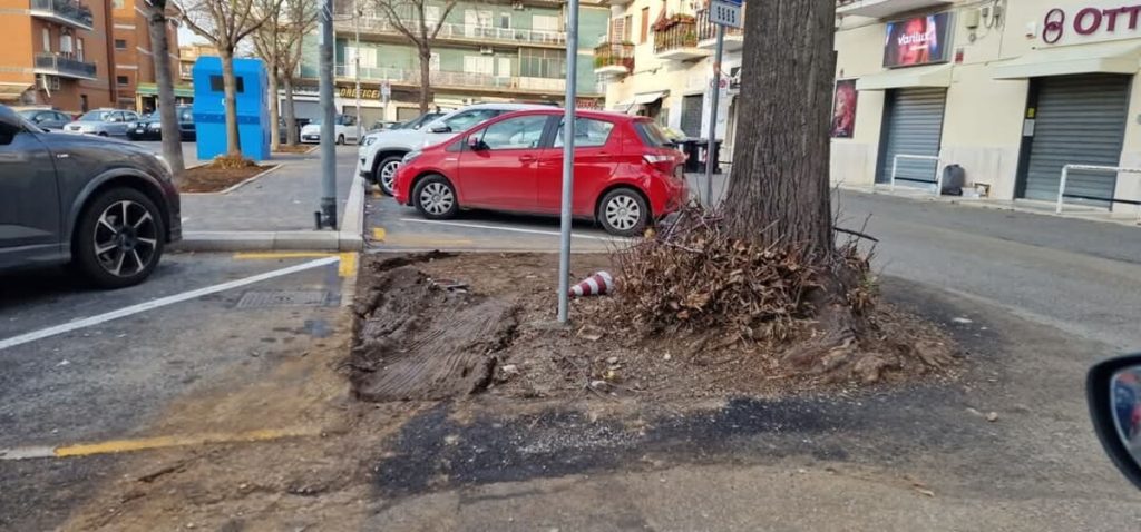 Pavimento danneggiato e segnaletica da ripristinare: i problemi della nuova piazza Ormea