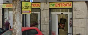 Rapina a mano armata nel supermercato: banditi in fuga con il bottino