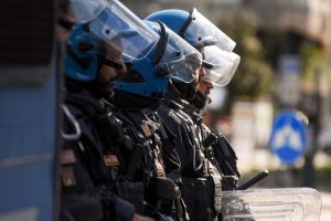 "Dopo il derby vietare le trasferte per i tifosi di Roma e Lazio"