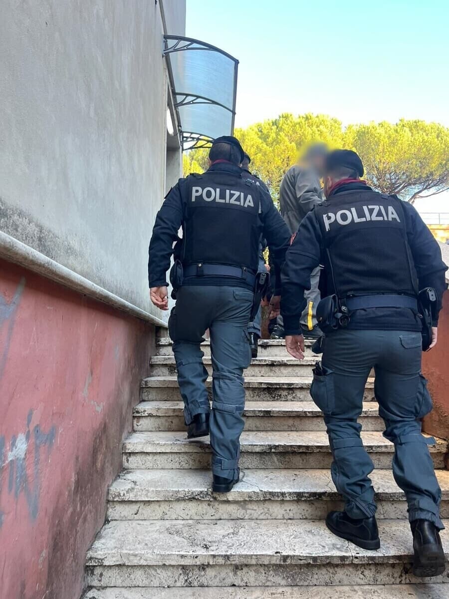 Quarticciolo, in 20 scendono in strada per evitare l'arresto dei pusher. Spray urticante contro gli agenti