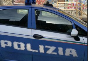 Chiama l'amica e annuncia il suicidio. I poliziotti lo salvano sul terrazzo