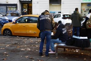 Studente accoltellato dopo la lite a scuola, il 17enne ha parlato con la mamma. Il punto sulle indagini