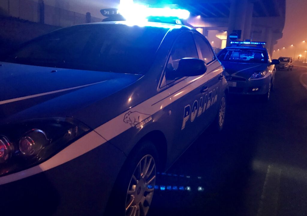 Copre la targa col cellophane e si schianta dopo inseguimento. Nell'auto pistola, coltelli e passamontagna