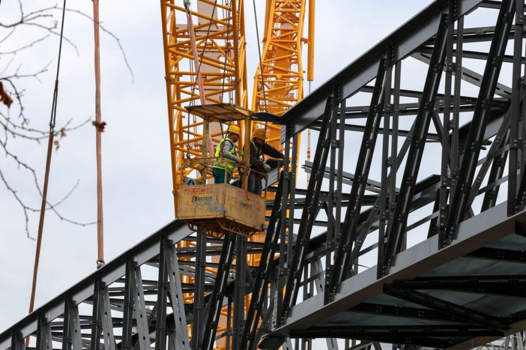 Ponte di Ferro, gli scarti della lavorazione finiscono nel Tevere