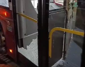 Dorme sul bus, invitato a scendere lancia bottiglia e spacca vetro della portiera