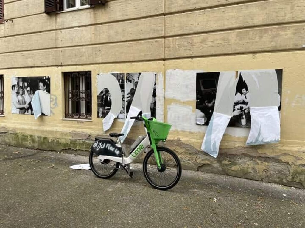 Blitz nella notte, strappati a Ponte Milvio i poster della mostra dedicata a Enrico Berlinguer
