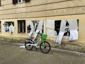Blitz nella notte, strappati a Ponte Milvio i poster della mostra dedicata a Enrico Berlinguer