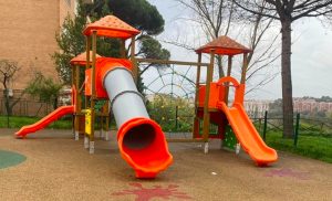Ripristinata l'area giochi di Proba Petronia vandalizzata da ignoti