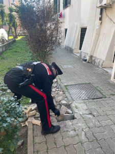 Quarticciolo: le dosi di crack per gli spacciatori lanciate dalla finestra delle case popolari