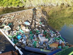 Il Tevere saluta la barriera “acchiappa rifiuti”: firmata l’ordinanza per la rimozione