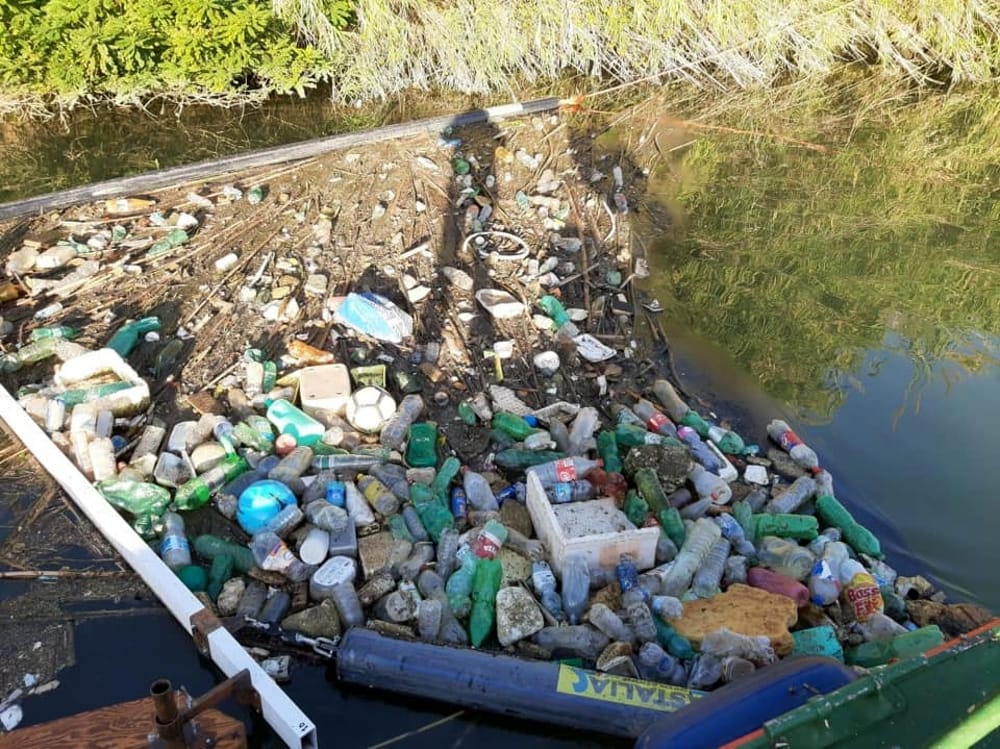 Il Tevere saluta la barriera “acchiappa rifiuti”: firmata l’ordinanza per la rimozione