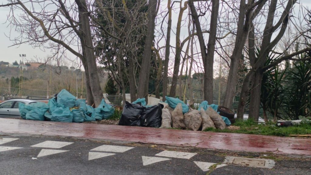 Magliana, a Pian Due Torri la ciclabile è assediata dai rifiuti