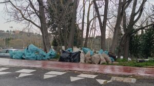 Magliana, a Pian Due Torri la ciclabile è assediata dai rifiuti