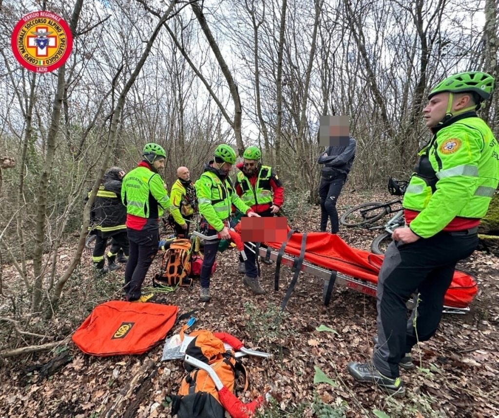 Ciclista romano finisce fuori dal sentiero e precipita