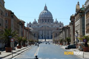 Pellegrina colta da malore a piazza San Pietro, salvata da un poliziotto