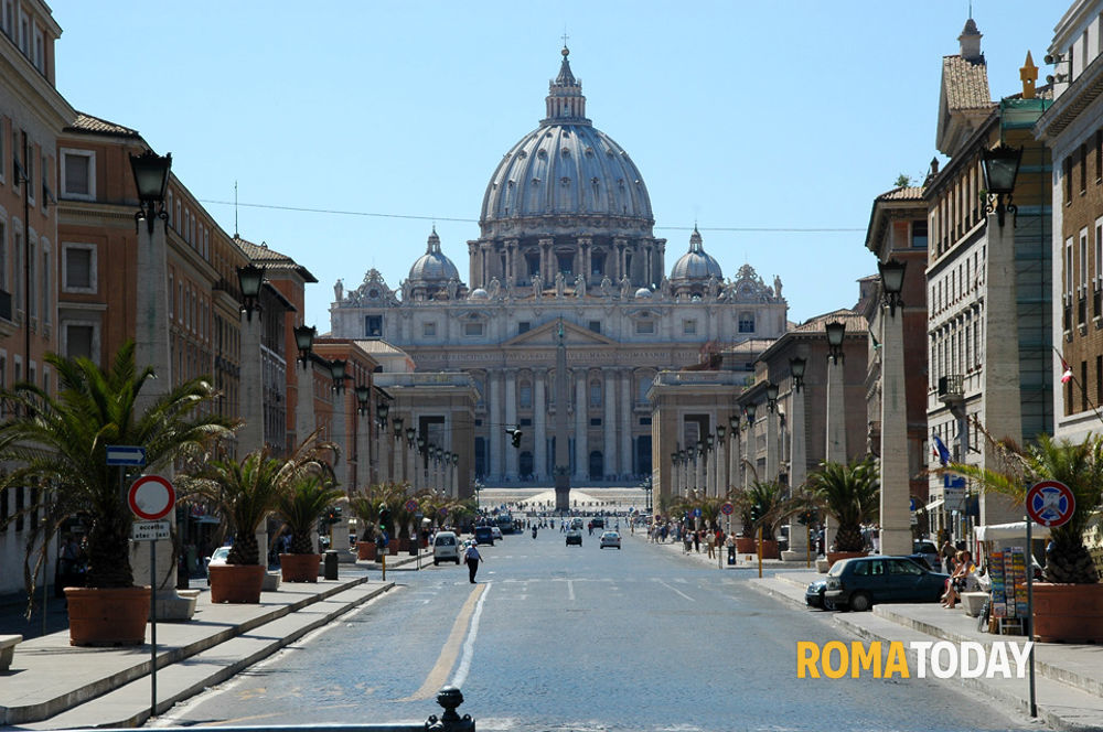 Pellegrina colta da malore a piazza San Pietro, salvata da un poliziotto