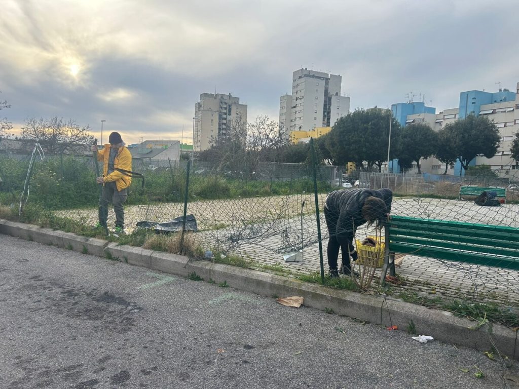 I volontari raccolgono bottiglie e più di dieci sacchi di rifiuti nell'area verde del mercato rionale