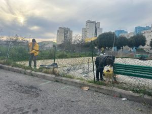 I volontari raccolgono bottiglie e più di dieci sacchi di rifiuti nell'area verde del mercato rionale