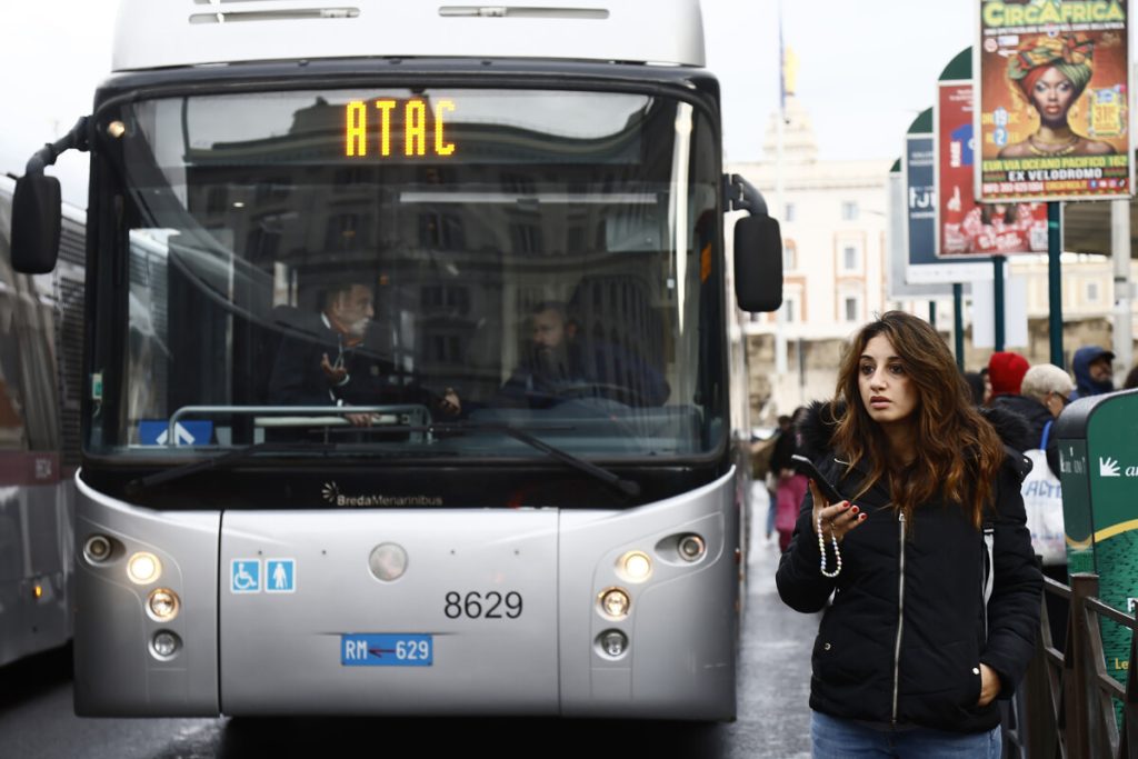 Oggi a Roma c'è sciopero dei mezzi e dei treni. Gli orari e tutte le informazioni