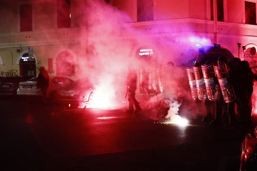 Otto poliziotti feriti negli scontri a San Lorenzo. Meloni: "Facinorosi in piazza per puro spirito vendicativo"