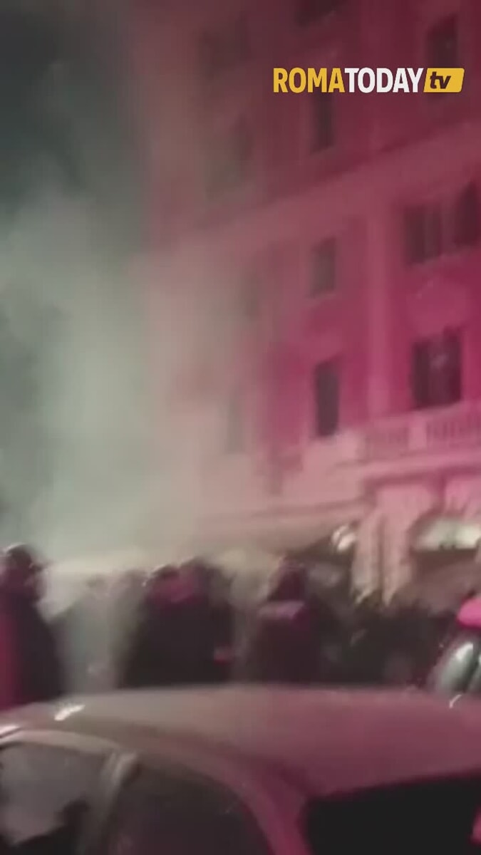 Scontri a Roma: le bombe carta e le bottiglie contro la polizia, poi le cariche. Le immagini