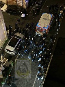 Roma, scontri tra tifosi della Lazio e Real Sociedad: tre feriti. Scene di guerriglia a Monti